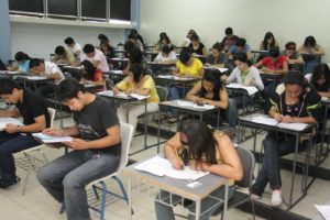 Jóvenes realizando examen